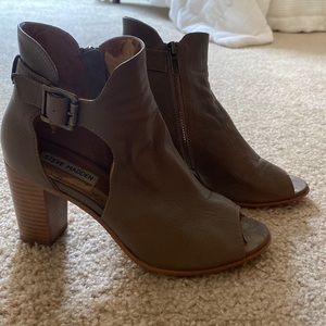 Beige/green Steve Madden open toed booties